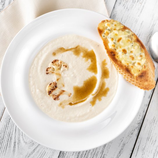 Суп з цвітної капусти з коричневим маслом