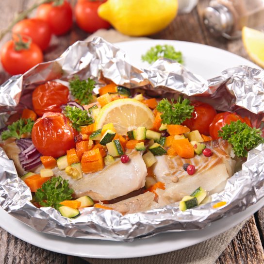 Риба у фользі з овочами