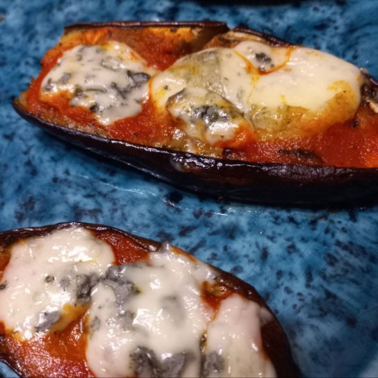 Баклажани з томатним соусом та сиром із пліснявою