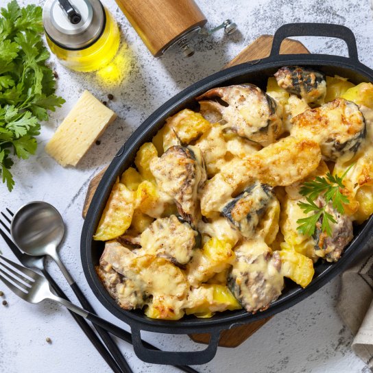 Запечена скумбрія з картоплею та сиром