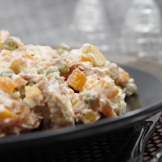 Салат з консервованим тунцем