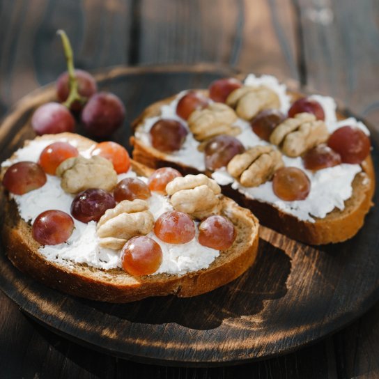 Канапе з горіхами й виноградом