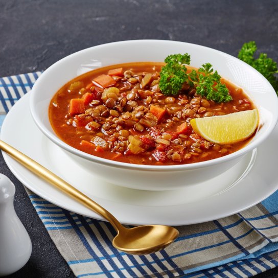 Суп з червоної сочевиці з лимоном та кропом