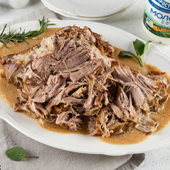 Свинина в молоці