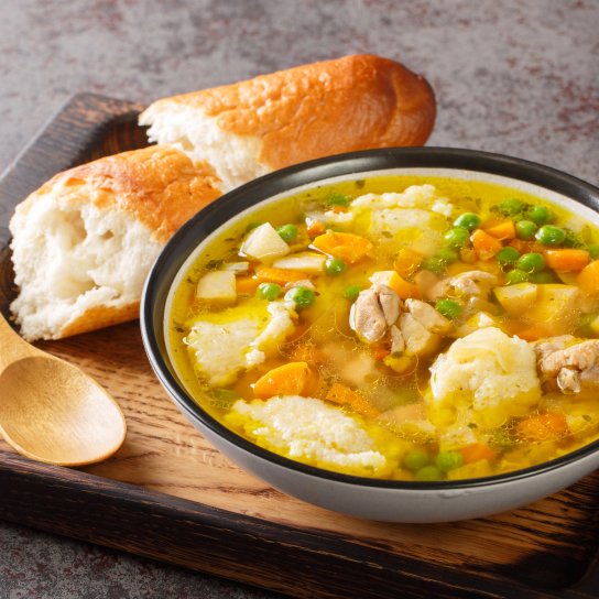 Весняний суп з куркою та овочами