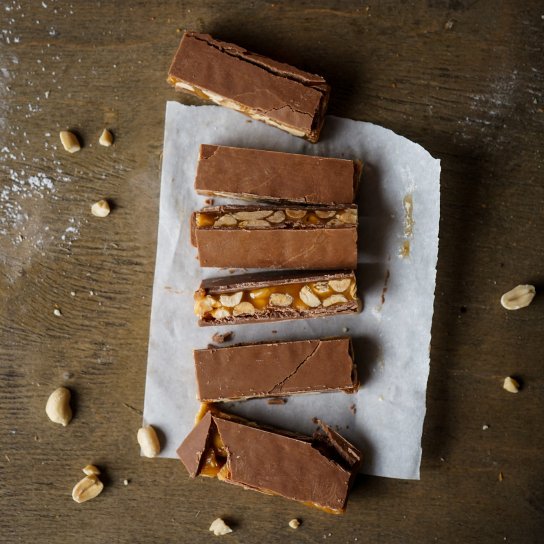 Шоколадні батончики з арахісом і фініками