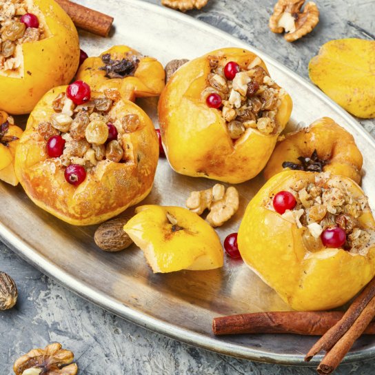 Айва, запеченная в духовке с медом и орехами