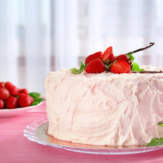 Банановий торт з полуничним кремом