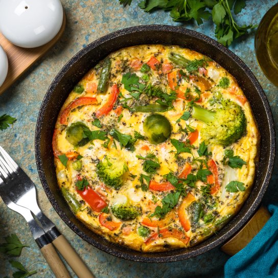 Запечена броколі з яйцями та моцарелою