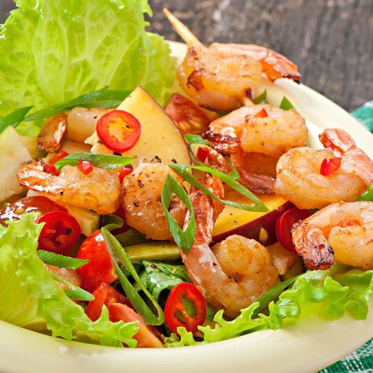 Салат з креветками, нектаринами та овочами