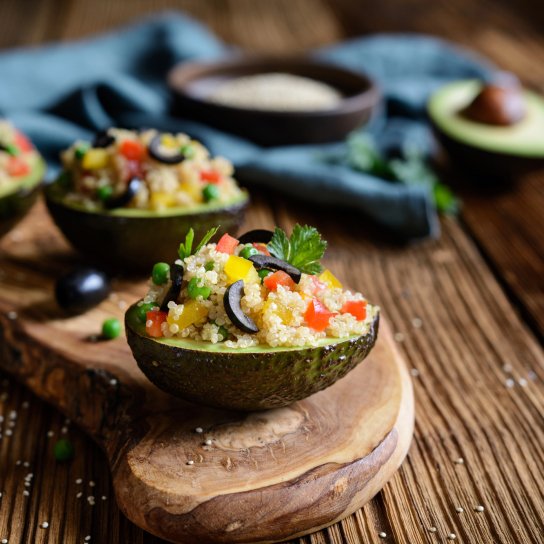 Фаршироване авокадо з кіноа та овочами