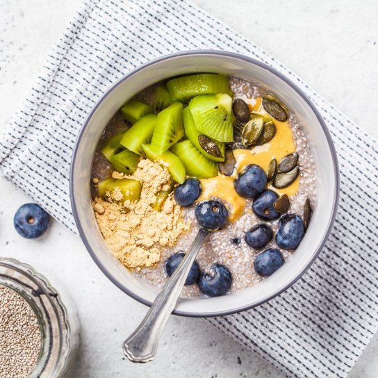 Чіа-пудинг з лохиною та арахісовим маслом