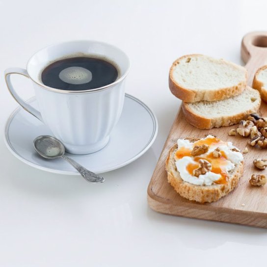 Сирні канапки з горіхами та медом