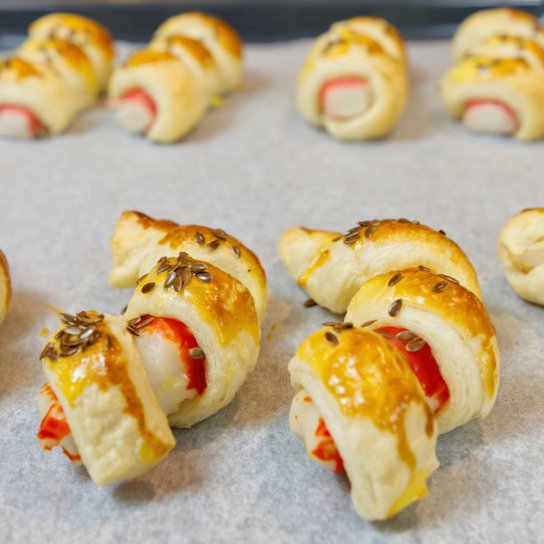 Крабові палички в готовому листковому тісті