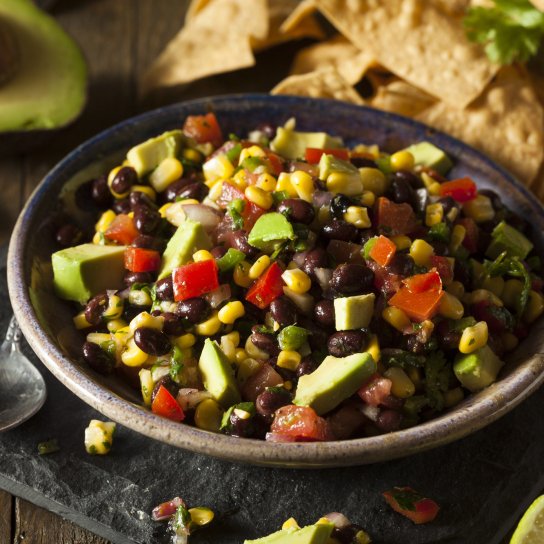 Салат з консервованої кукурудзи, квасолі та авокадо