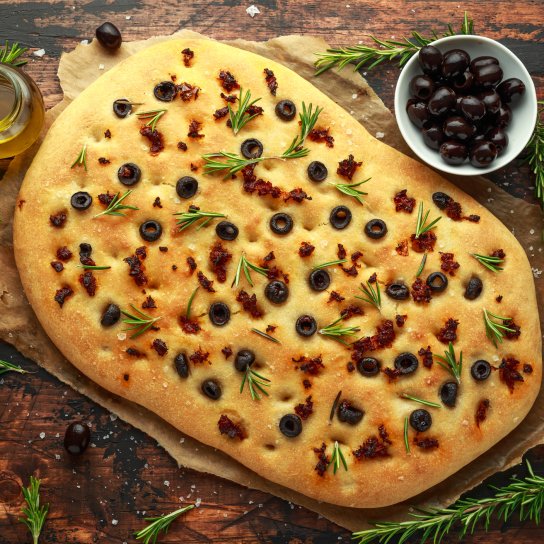 Фокача з цілозернового борошна з томатами та оливками