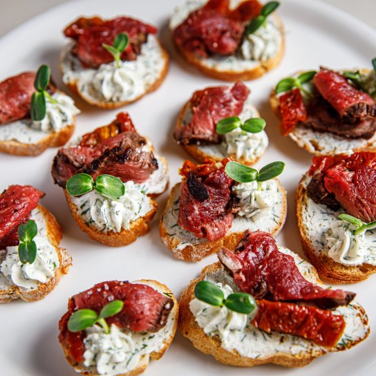 Брускети з яловичиною та журавлиновим конфі
