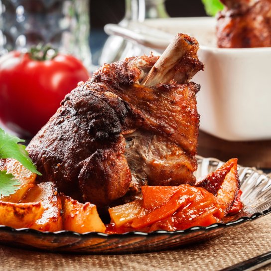 Індичі гомілки з овочами