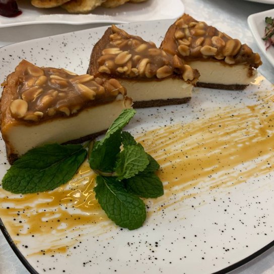 Чізкейк з карамеллю і горіхами