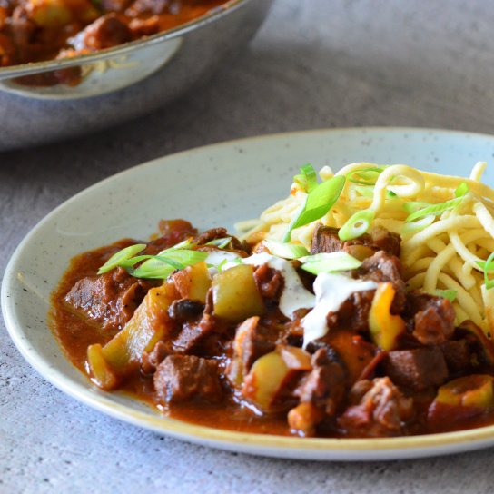 Яловичина, тушкована в бальзамічному соусі