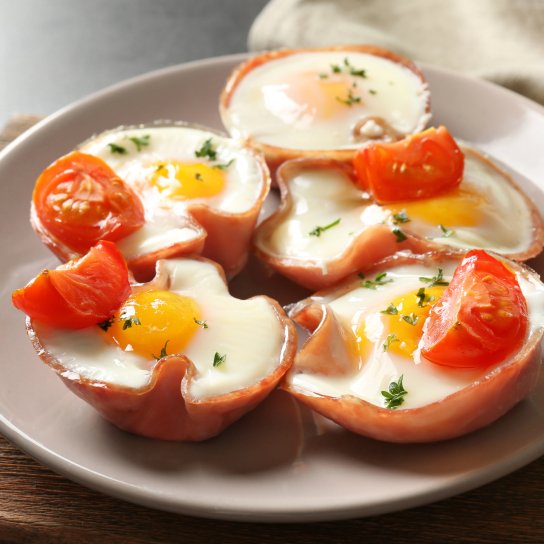 Кошики з шинкою та яйцями