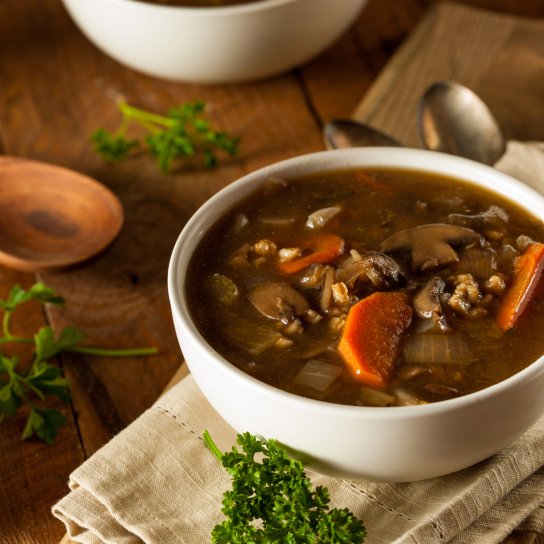 Корисний суп з перловкою та грибами