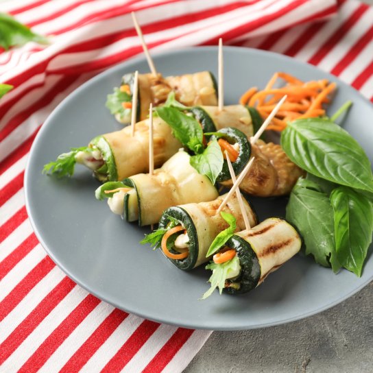 Рулетики з цукіні з морквою і болгарським перцем