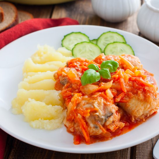 Риба під овочами з картопляним пюре