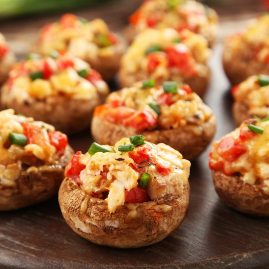 Гриби, фаршировані сиром та помідорами