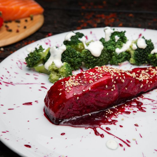 Лосось з брюссельською капустою та броколі