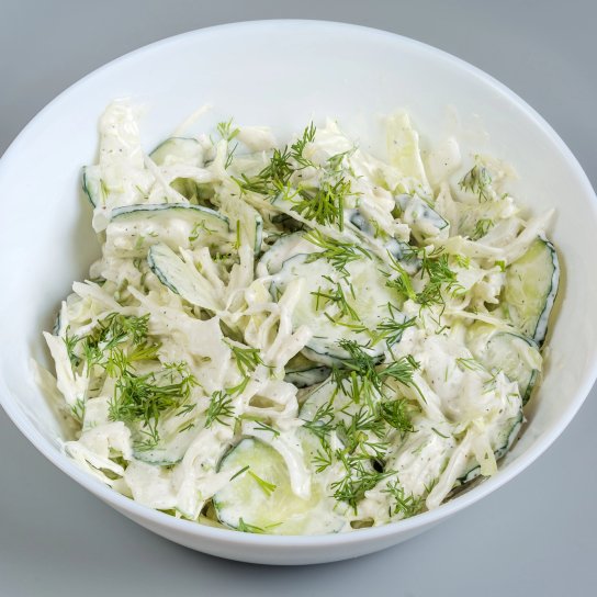 Салат з молодої капусти огірків