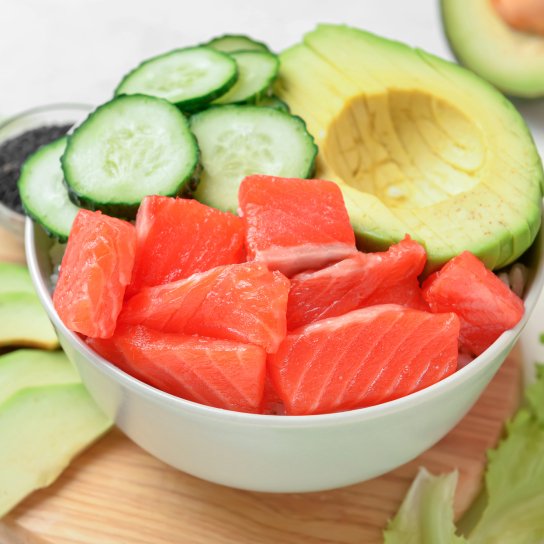 Салат з копченим лососем і йогуртом