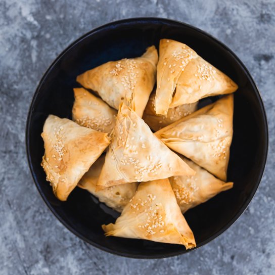 Слойки з курячою печінкою і цибулею