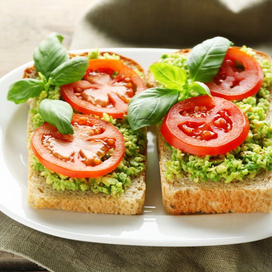Тост з маринованими томатами та бобовою пастою