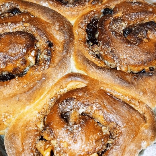 Булочки з корицею, горіхами та родзинками