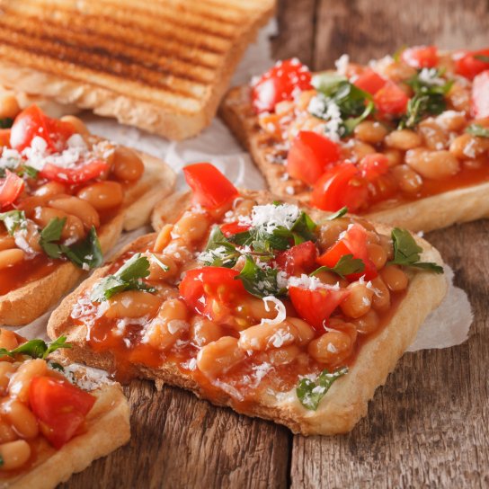 Тосканська квасоля з помідорами та рикотою