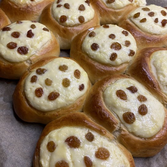 Ватрушки з сиром і родзинками