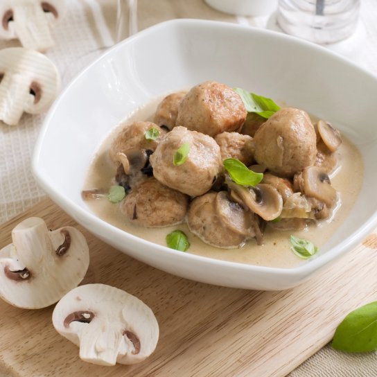 Курячі тефтелі у грибному соусі
