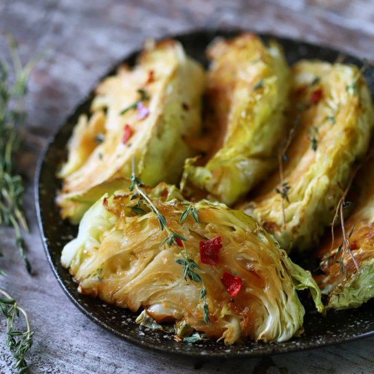 Запечена капуста з пармезаном та часником