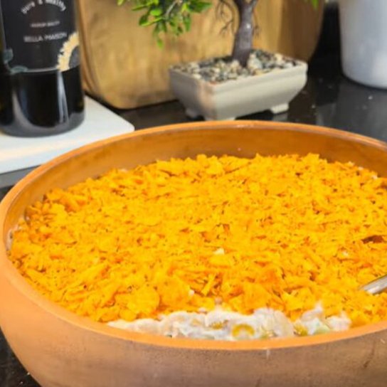 Салат з куркою і чипсами