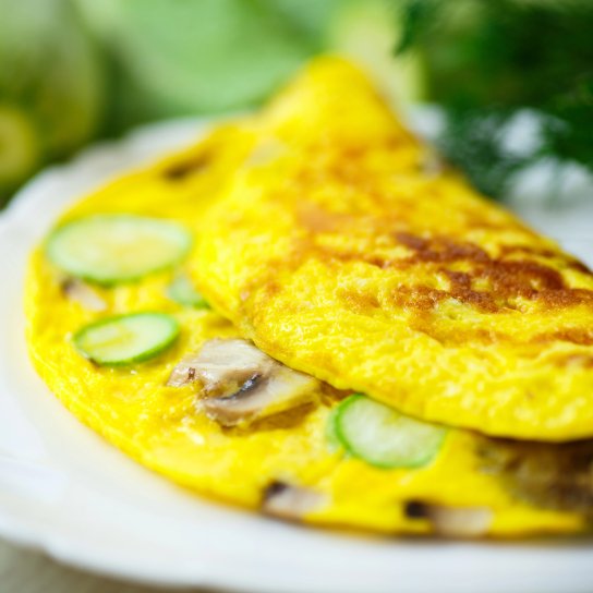 Омлет з грибами й кабачком