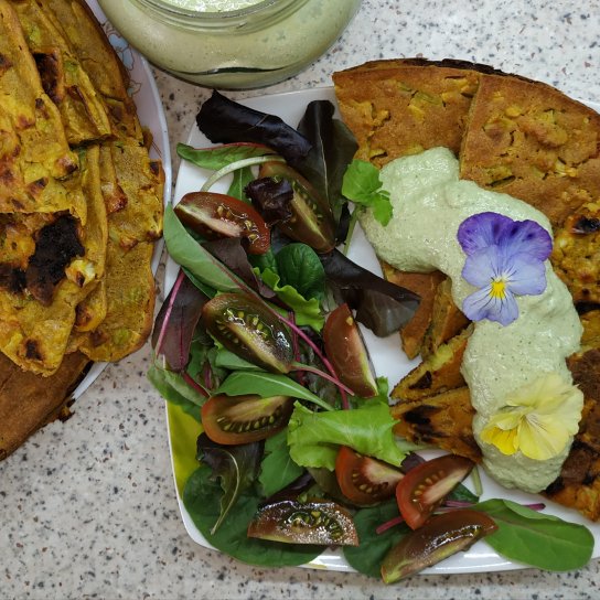 Нутова фритата з овочами та зеленою цибулею