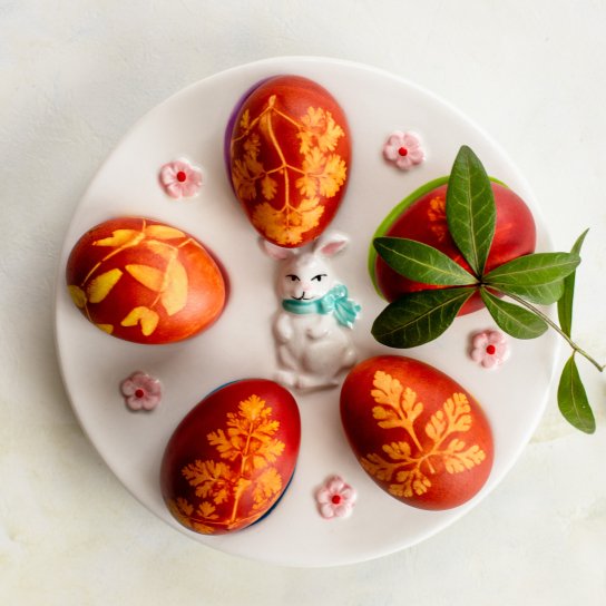 Крашанки із зеленню та цибулевим лушпинням