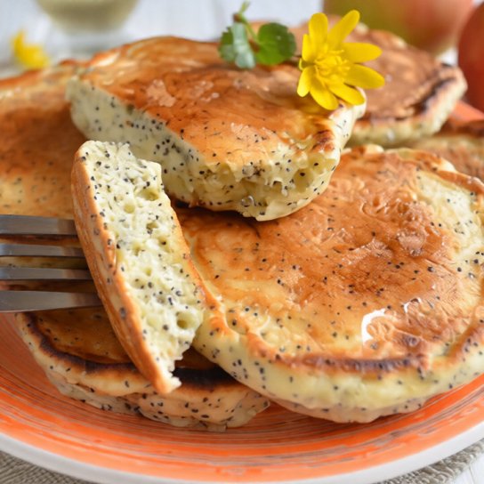Оладки з маком і яблуками
