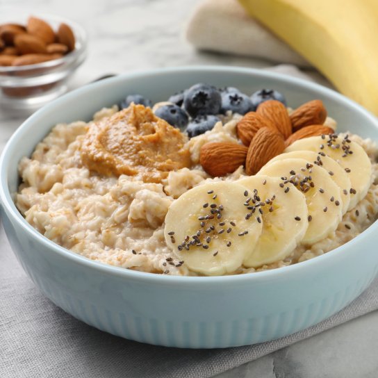Вівсянка з бананом та арахісовою пастою