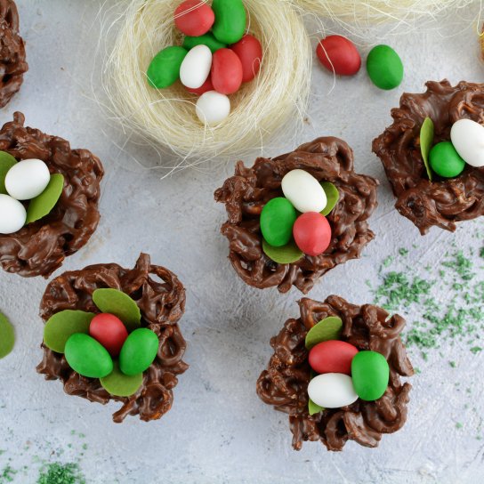 Шоколадні гнізда з арахісовою пастою