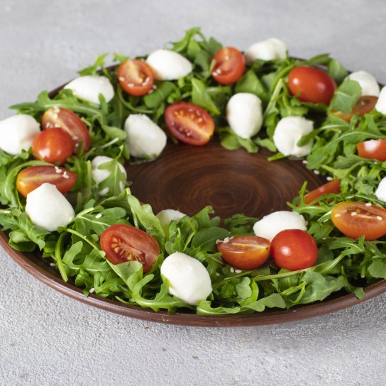 Новорічний салат-вінок з моцарелою, помідорами та горіхами