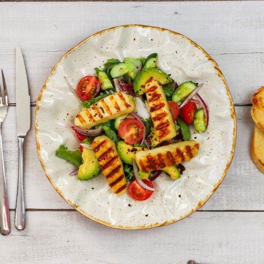 Салат із сиром халумі та овочами