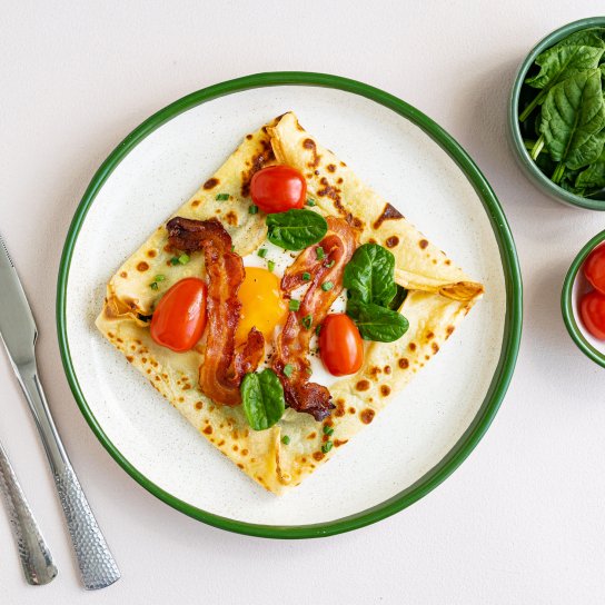 Галета з яйцем і беконом