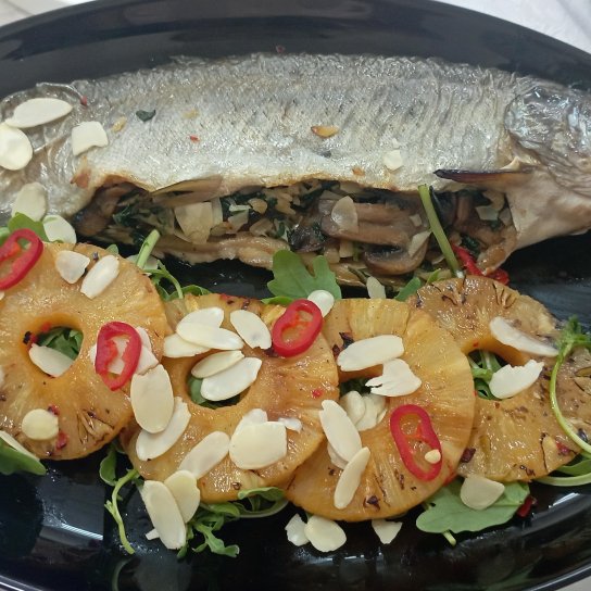 Форель, фарширована грибами з ананасами